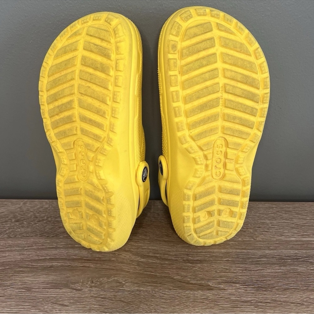 Crocs Youth J2 Fleece-Lined Classic Clogs Yellow | Kids Slip-On Shoes - Picture 7 of 7